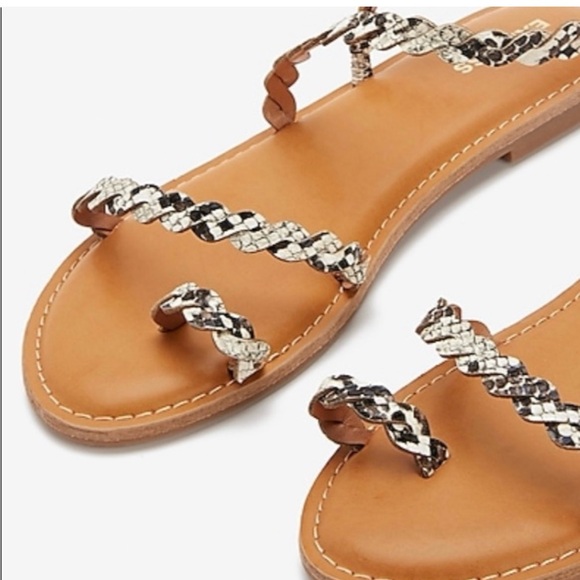 NWT Express Blogger Fav Toe Ring Gold Sandals 6.5 Adorable! - Picture 2 of 3